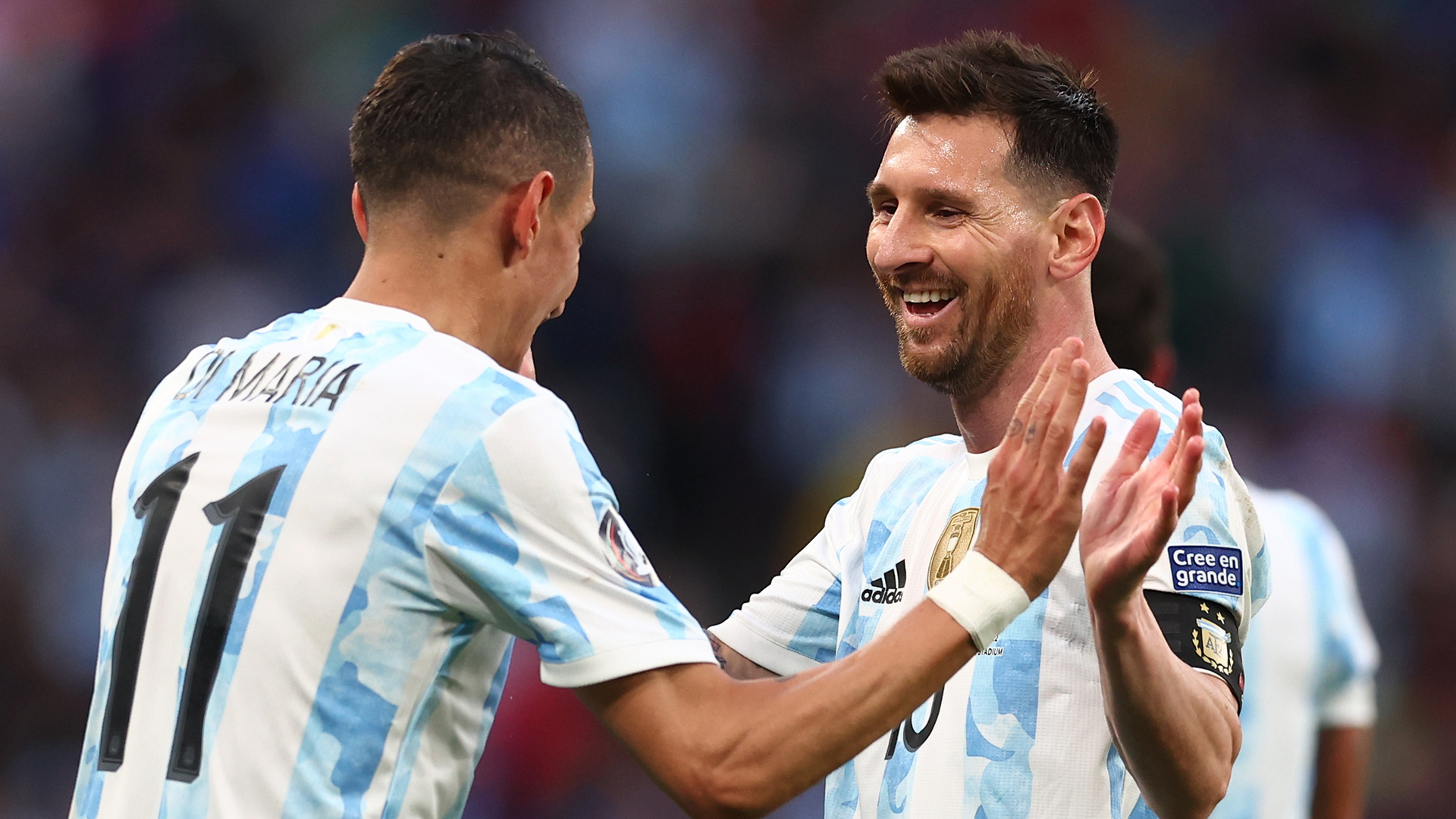 Ángel Di María y Lionel Messi celebran durante un partido de la selección de Argentina.